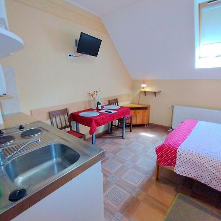 Burg Apartman Дьюла Экстерьер фото