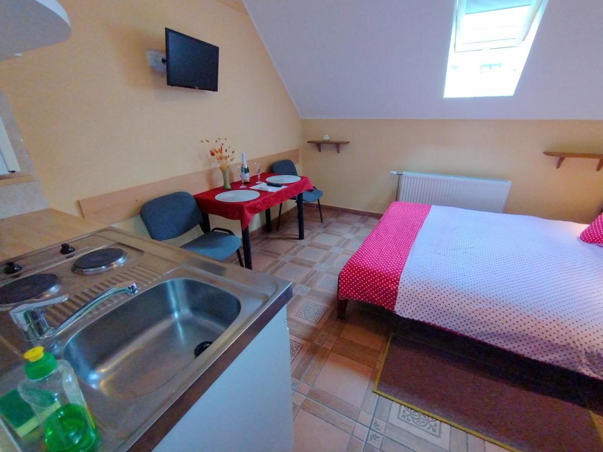Burg Apartman Дьюла Экстерьер фото