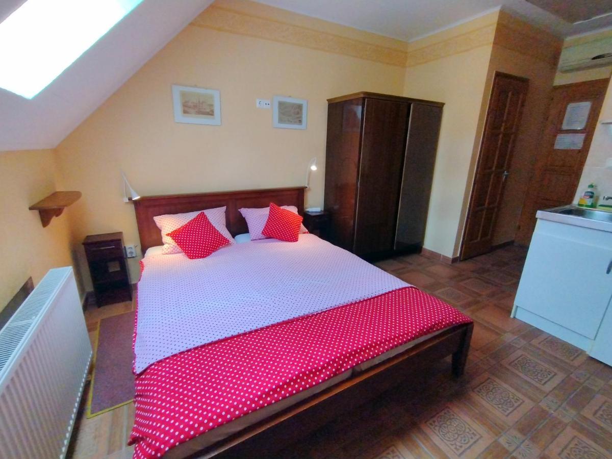 Burg Apartman Дьюла Экстерьер фото