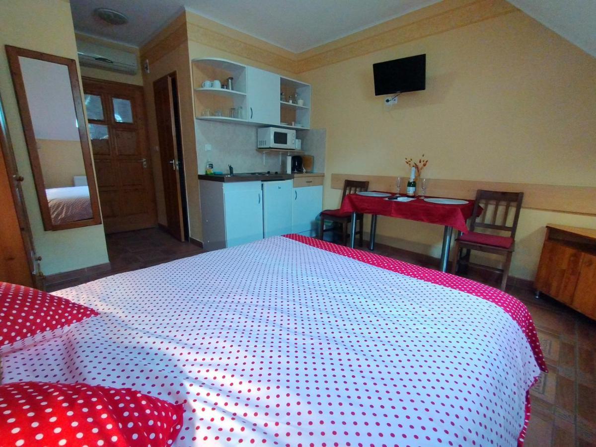Burg Apartman Дьюла Экстерьер фото